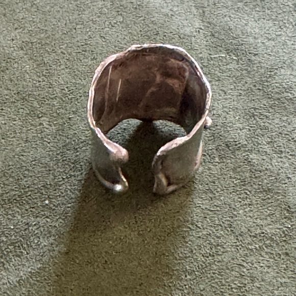 Vintage Native American Sterling Silver and Kingman Turquoise Ring. Adjustable - Picture 5 of 12